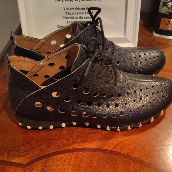 Elegant Black Perforated Women's Sneakers - Picture 1 of 7